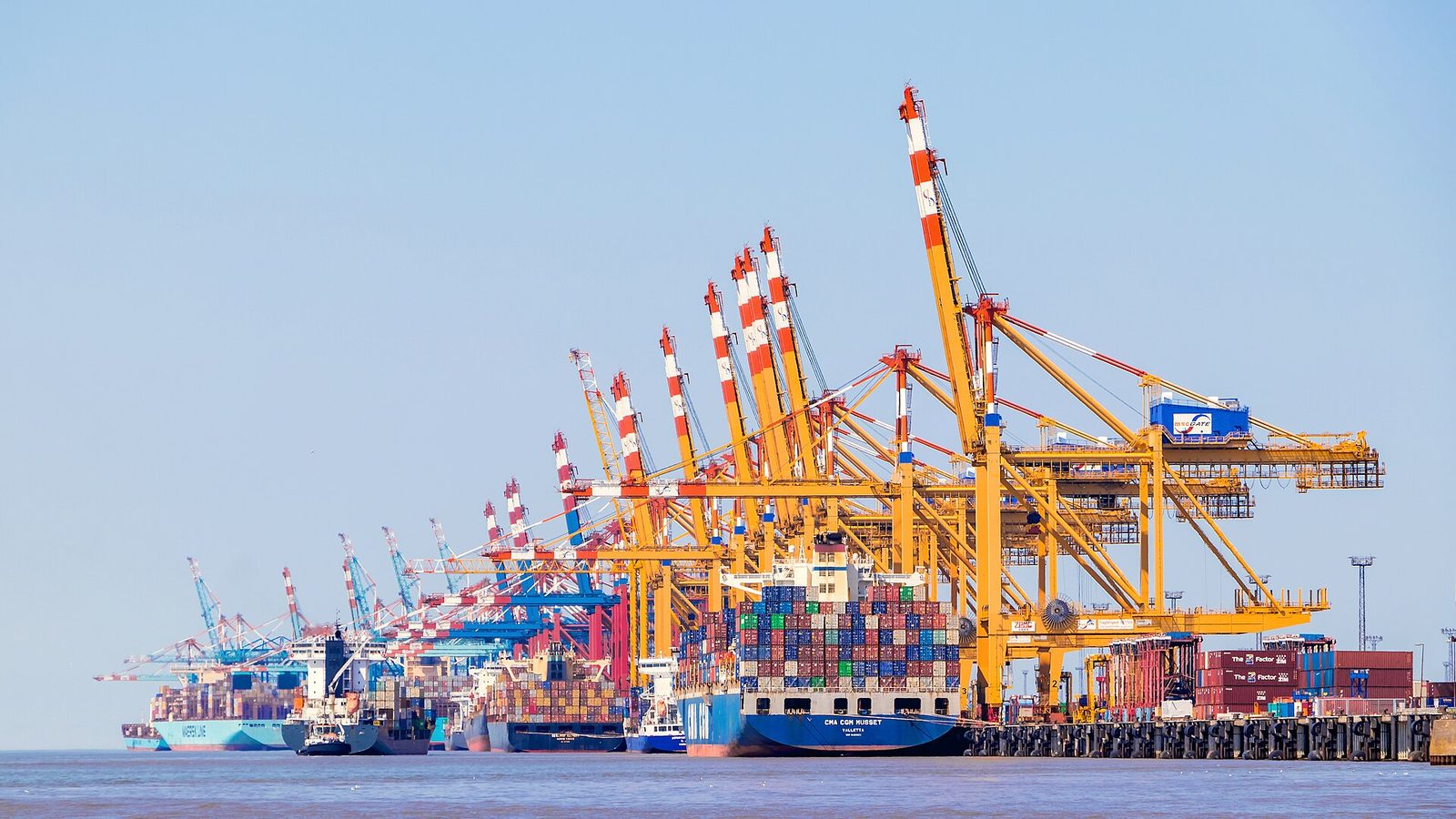 Container terminal with gantry cranes